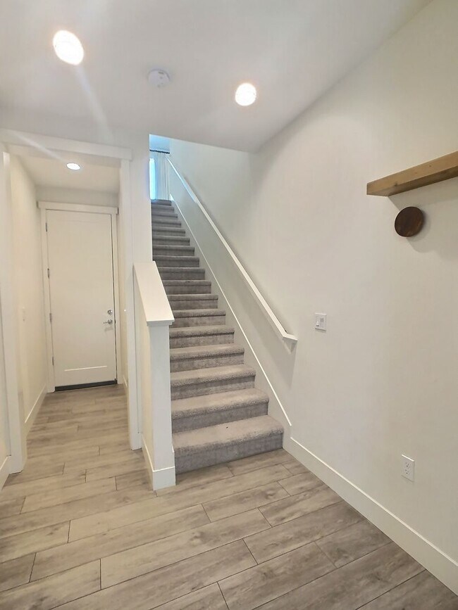 Building Photo - Bright 2 Bedroom Townhome in Downtown San Jose