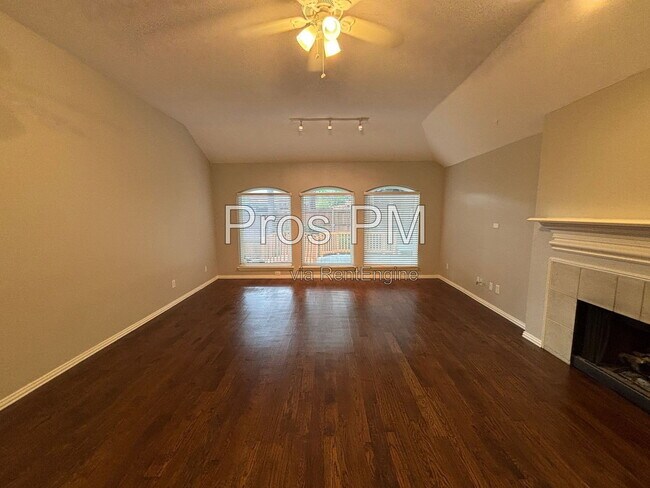 Building Photo - 2921 Meadow Glen Dr