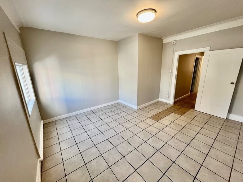 Building Photo - 439 Union Dr