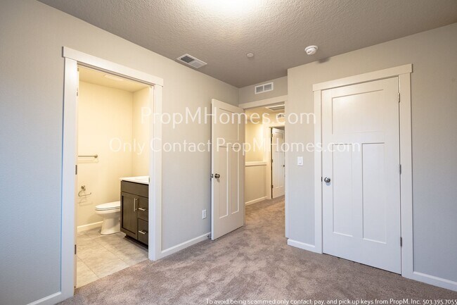 Building Photo - Bright and Relaxing 2-Bedroom in the Heart...