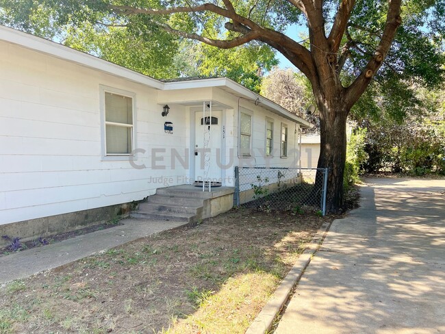 Primary Photo - Cozy 1-Story 2/1 Duplex In Castleberry ISD...