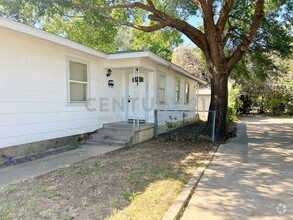 Building Photo - Cozy 1-Story 2/1 Duplex In Castleberry ISD...