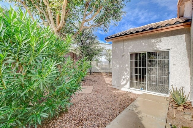 Building Photo - 114 E Tamarack Dr