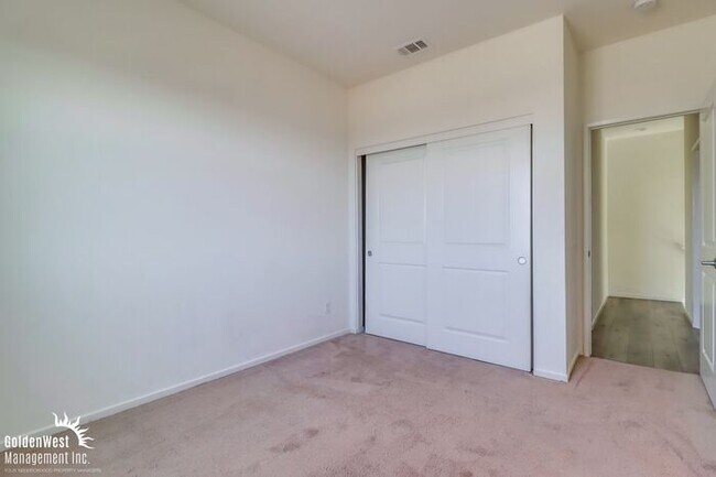 Building Photo - Stunning Corner Unit 4Bdm 3.5Ba Townhome w...