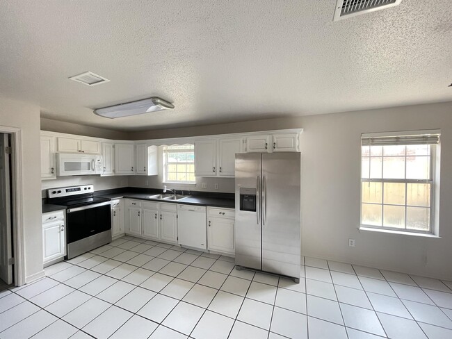 Building Photo - 2212 Peachwood Ct