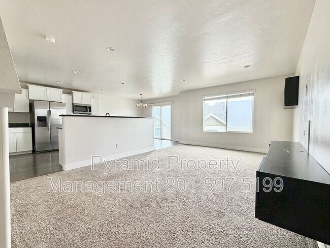 Building Photo - 15122 Gallant Dr