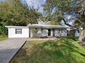 Building Photo - 3 bed / 2 bath Annual Rental Home in Brade...