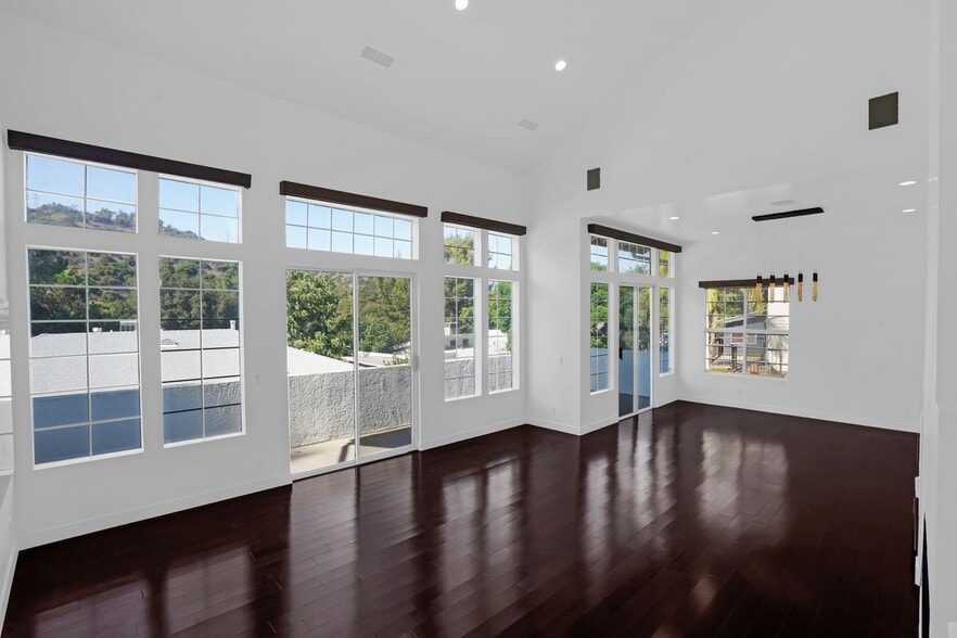 Building Photo - Experience Modern Luxury in this Stunning 4-Bedroom Smart Home in the Heart of 90027