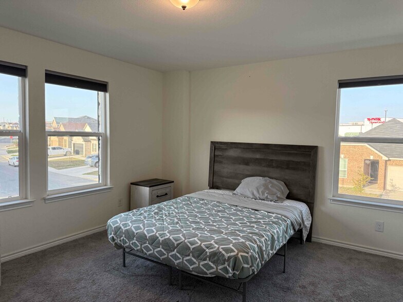 Building Photo - 11303 Camassia