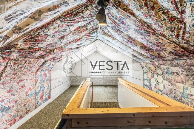 Building Photo - 18 Canterbury Rd