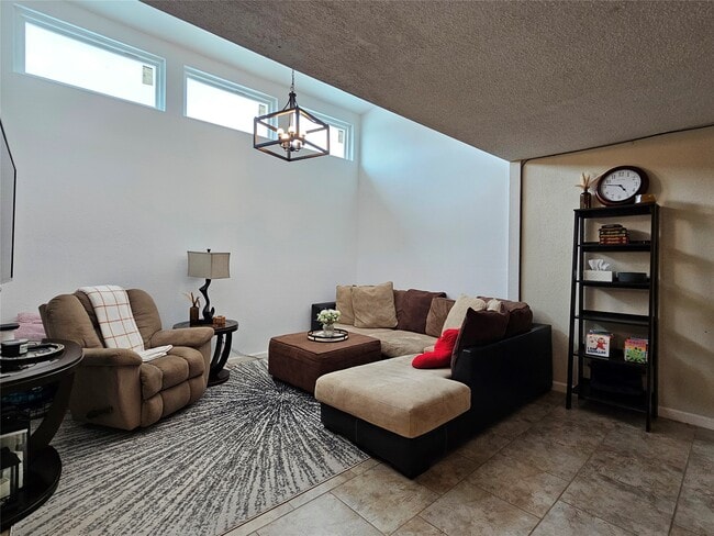 Building Photo - 1806 Saxony Ln