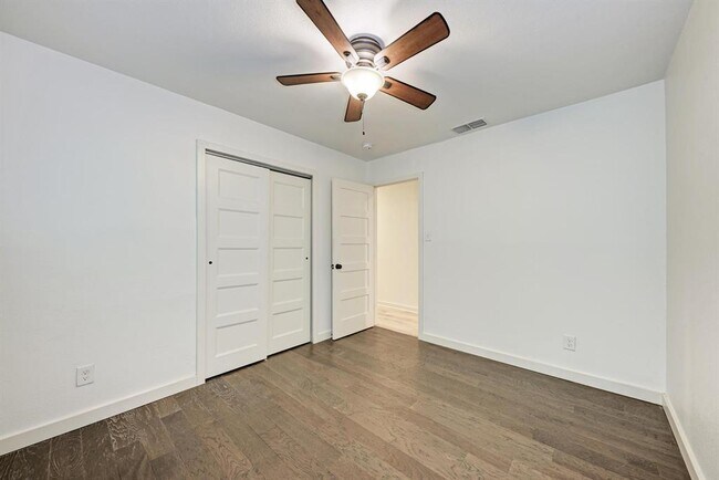 Building Photo - 6700 Kings Point