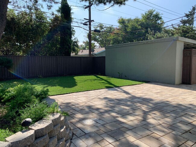 Building Photo - 2 Bedroom 2 Bath, dishwasher, yard, 2 parking spaces