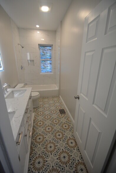 Building Photo - 31 Claybourne St