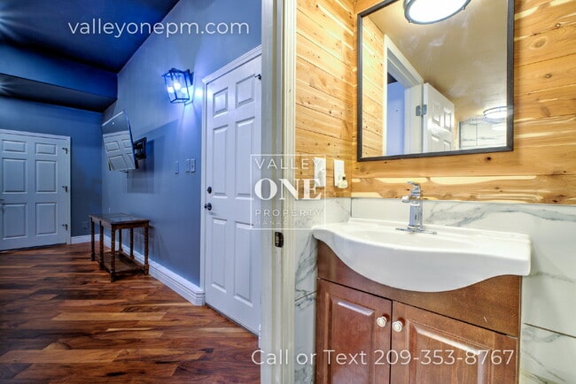 Building Photo - Luxury Private Furnished 2 Bed 2 Bath Suite With Private Courtyard - Utilities Included!