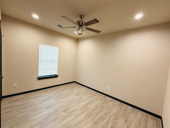 Building Photo - 4802 Cruse Rd