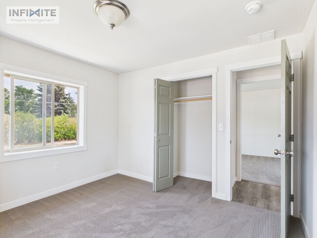 Building Photo - Bright and Airy Two Bedroom