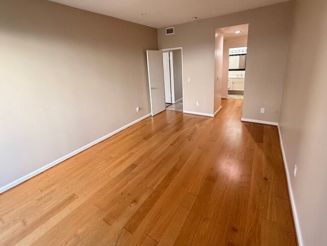 Building Photo - Large Downstairs 2br/2ba in Marina District!
