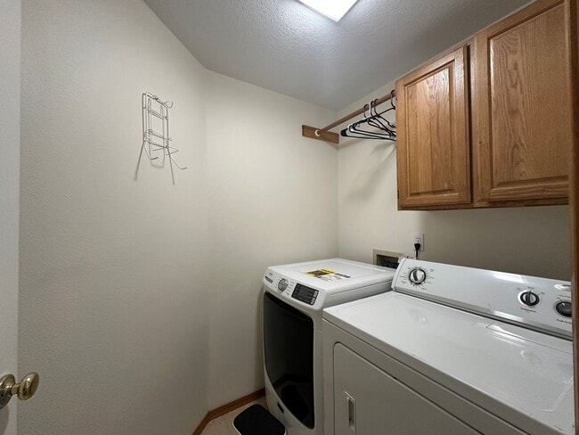 Building Photo - 807 NW Sundance Cir