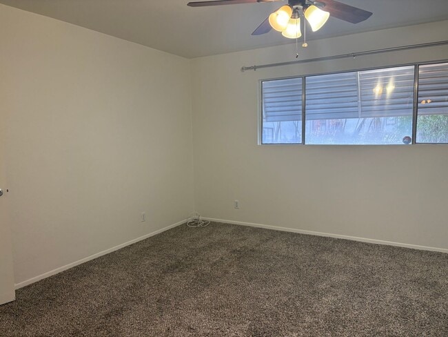 Building Photo - Central 3 Bedroom