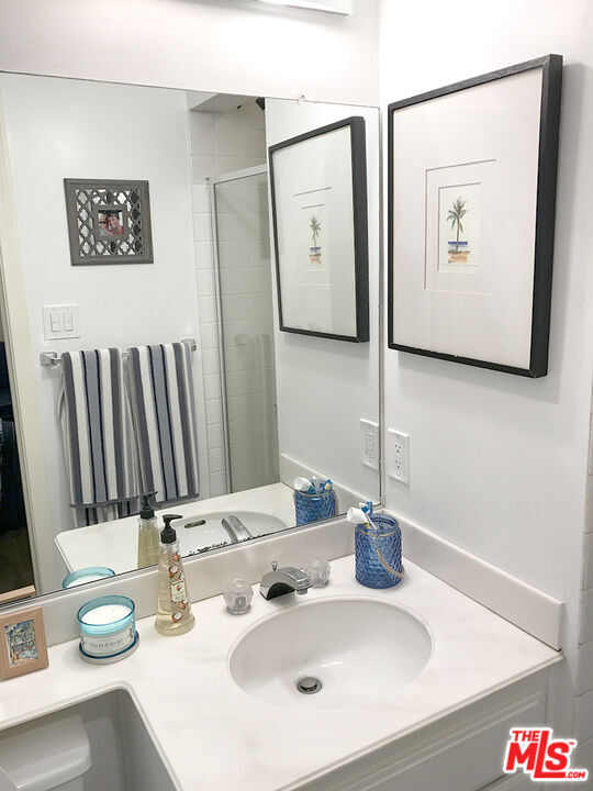 Building Photo - 8727 Shoreham Dr