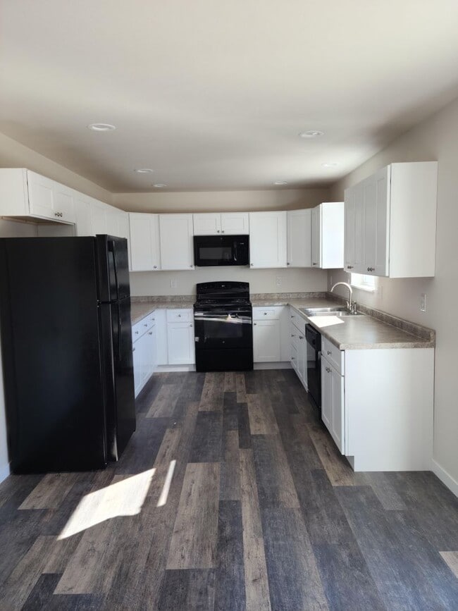 Building Photo - 3 Bedroom Duplex