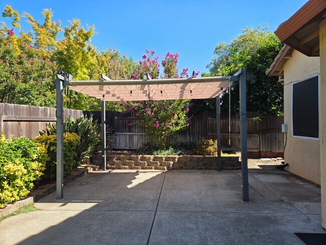 Building Photo - Broadstone - 3bdrm, 2 bath - Close to Shopping, Park & Schools!