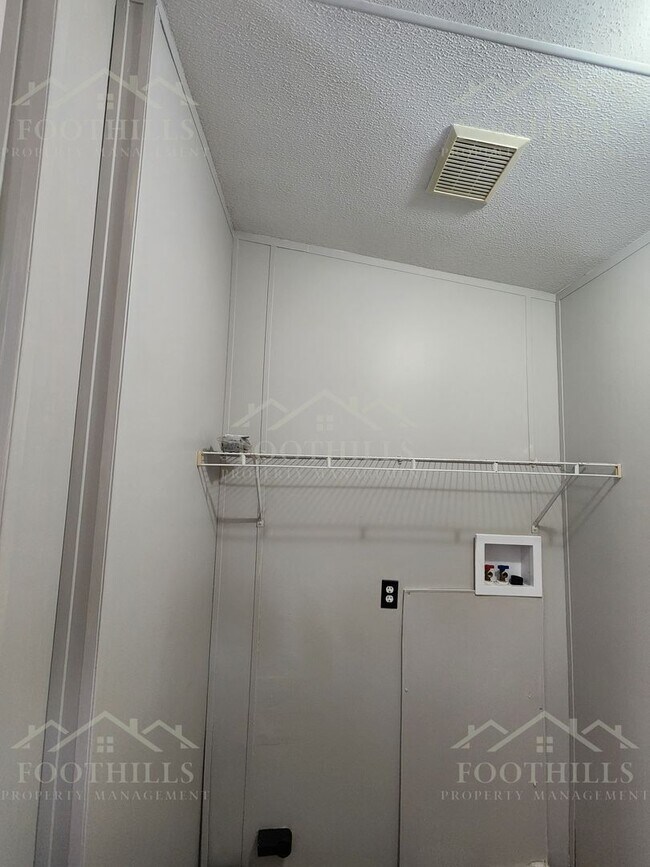 Building Photo - 924 Lebanon Rd