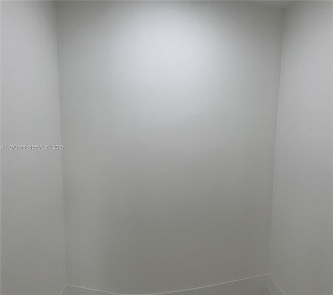 Building Photo - 526 S Rainbow Dr