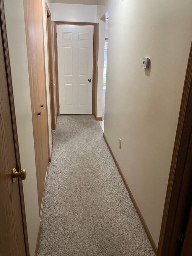 Building Photo - Charming 2-Bedroom Ranch in Peaceful Piqua Neighborhood!