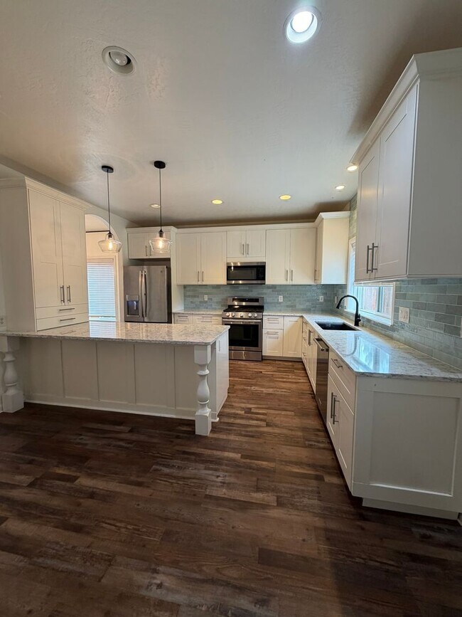 Building Photo - 5 Bedroom, 2.5 Bedroom Home - Located in the South Suburbs!