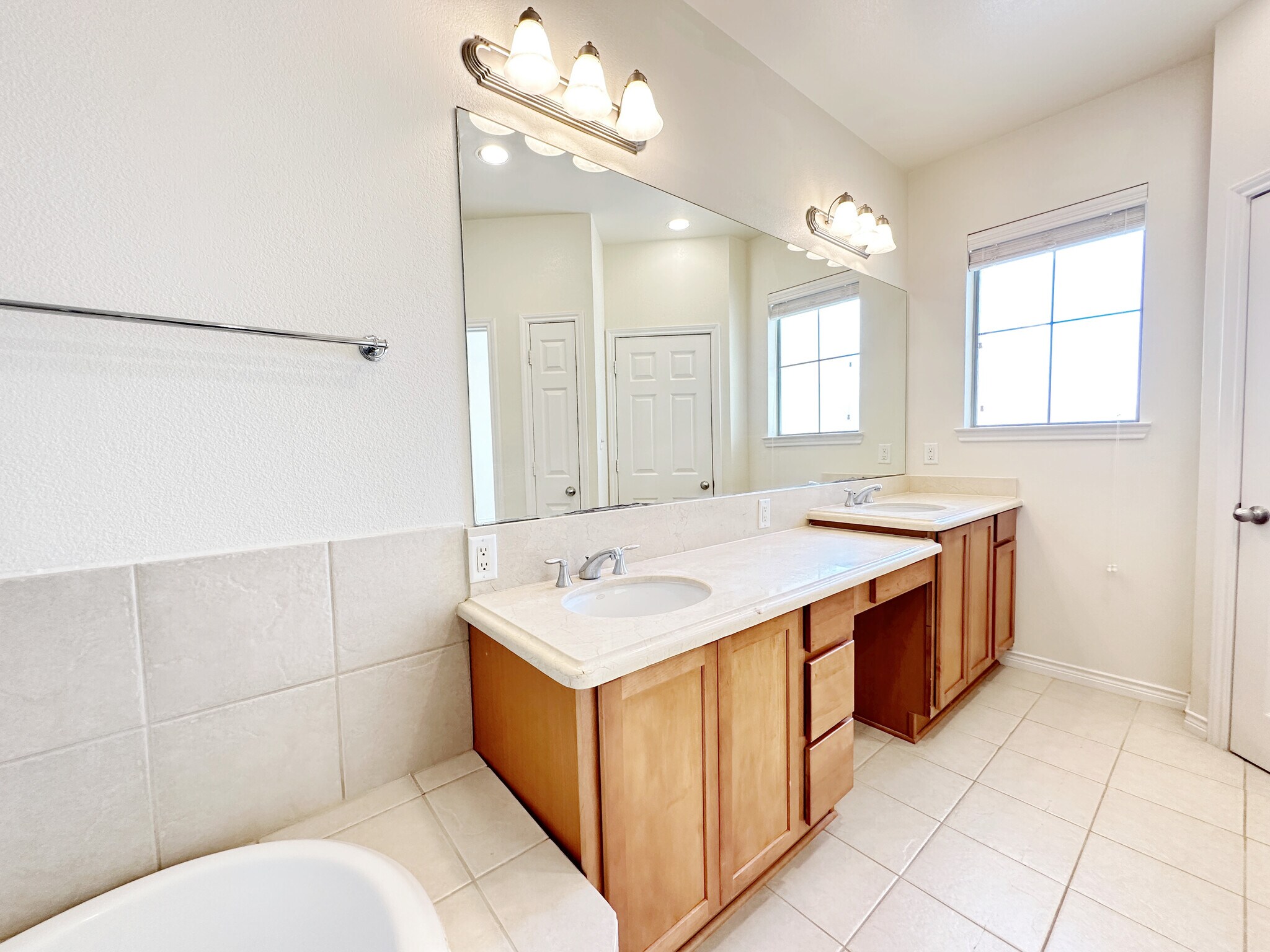 Building Photo - 1206 Emerald Glen