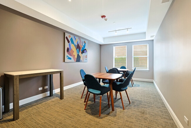 Building Photo - 833 Laurel Ave