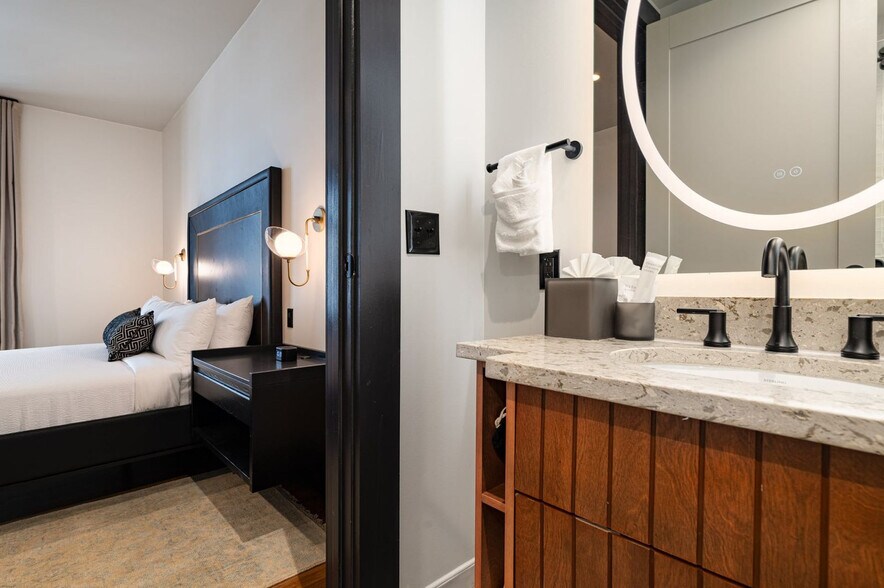 Building Photo - 1011 Canal St