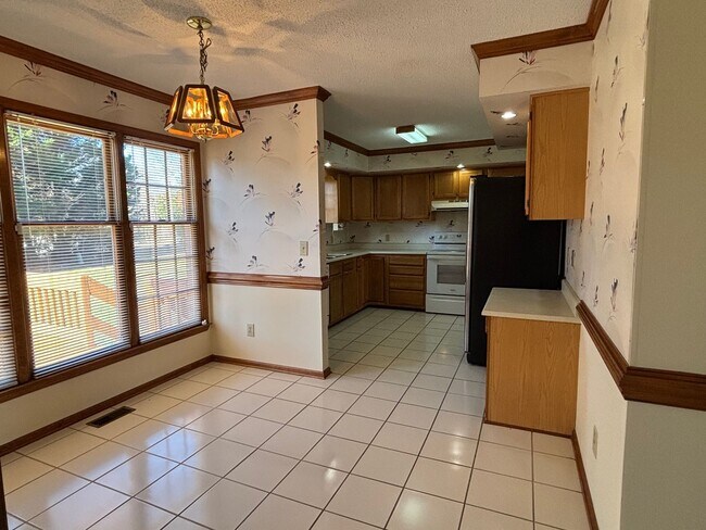 Building Photo - 3 Bedroom Home With Large Bonus Room Convenient to US 421