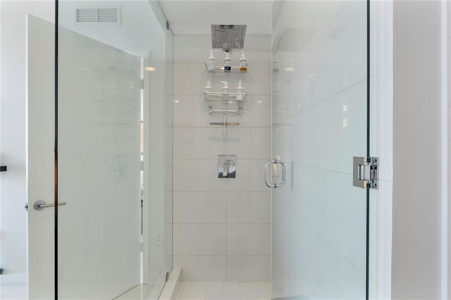 Building Photo - 460 NE 28th St