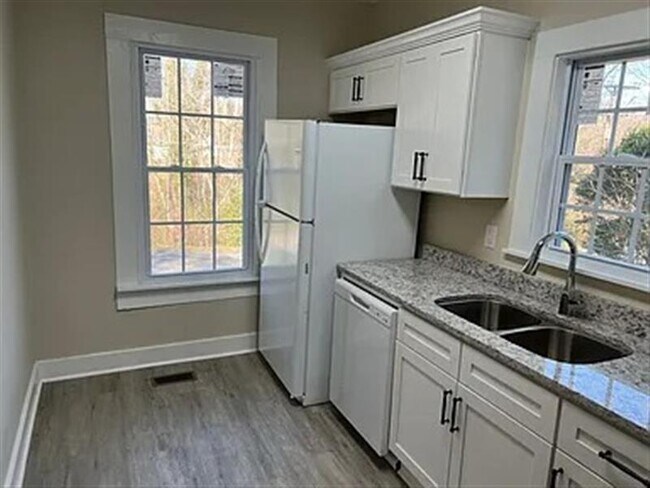 Building Photo - 505 S Elm St
