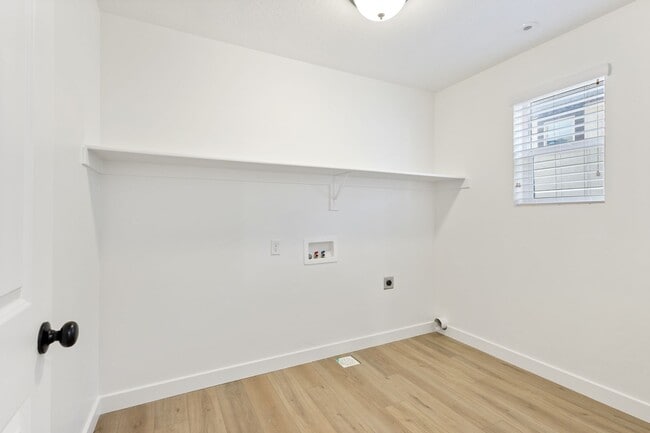 Building Photo - 4 bedroom/4 bathroom Home in Herriman!