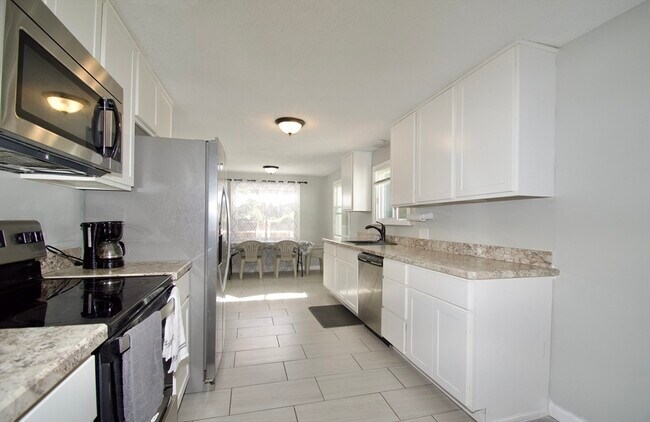 Building Photo - 1617 Plumtree Rd