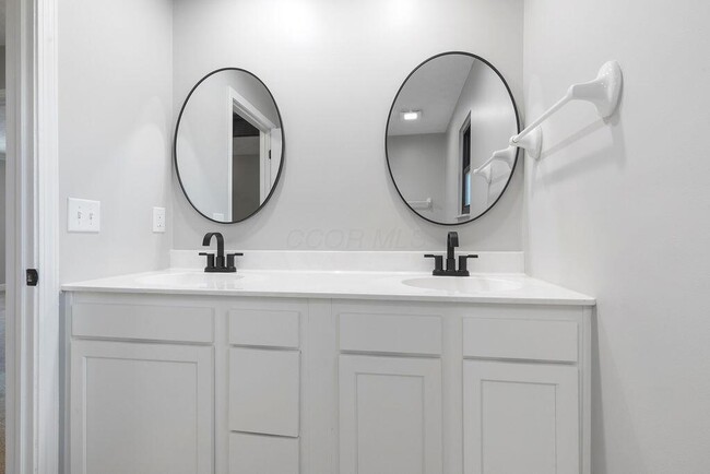 Building Photo - 554 Pointview Dr