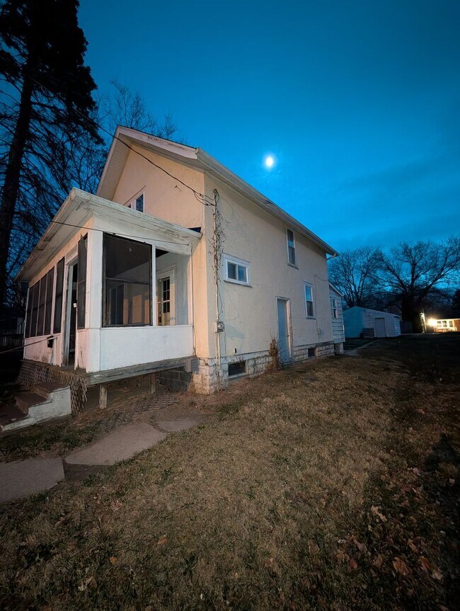 Building Photo - Charming 3 Bedroom Home with Screened Porch and 2 Car Garage