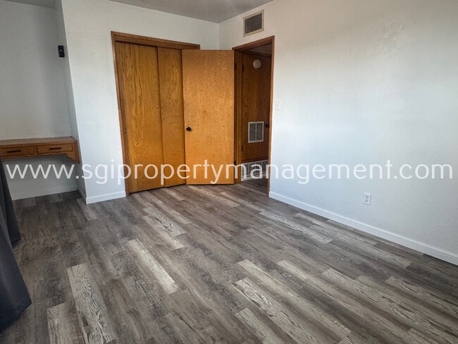 Building Photo - 2202 W Palmaire Ave
