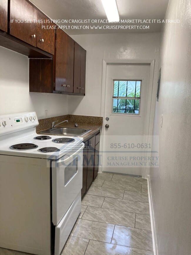 Building Photo - Affordable Downtown WPB 2/1 without the Downtown Price Steps Away From it ALL!! $995 Sec Dep spec...
