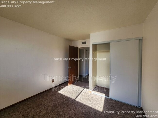 Building Photo - 128 E Ellis Dr
