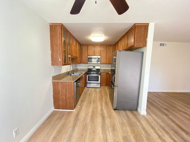 Building Photo - *Special* Charming 2 bedroom 2 bathroom Condo in Oceanside!