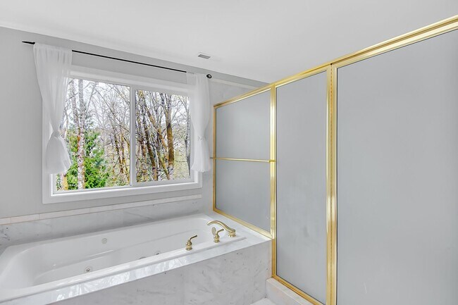 Building Photo - 4 Bedroom Home For Rent In Forest Heights