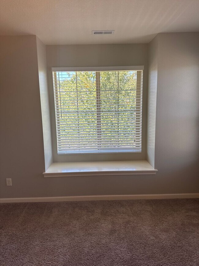 Building Photo - Beautiful 3 bedroom with bonus loft area i...