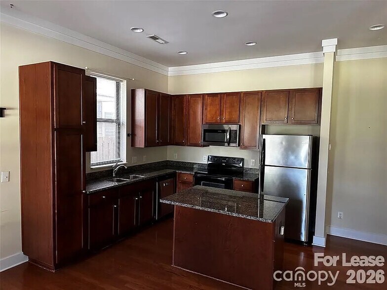 Building Photo - Room in Townhome on Spencer St