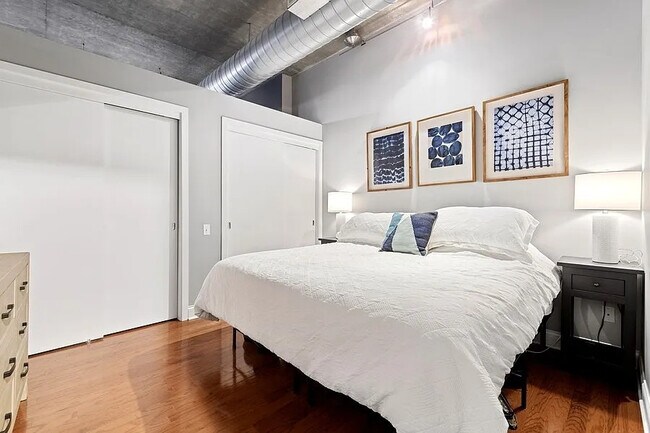 Building Photo - 900 N Kingsbury St