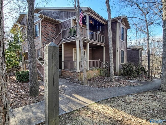 Building Photo - 2020 Woodlawn Dr SW